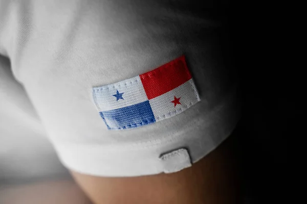 Patch av den nationella flaggan i Panama på en vit t-shirt — Stockfoto
