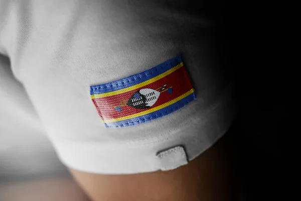 Beyaz tişörtlü Svaziland bayrağının bir parçası — Stok fotoğraf