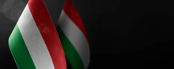 Kleine Nationalflaggen Bulgariens auf dunklem Hintergrund — Stockfoto