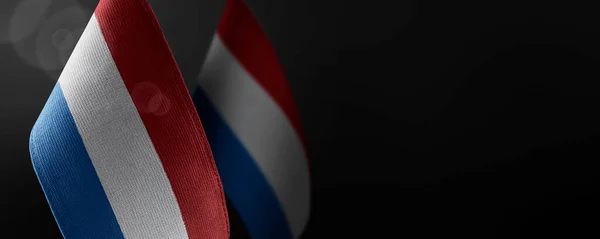 어두운 배경에 있는 네덜란드의 작은 국기 — 스톡 사진