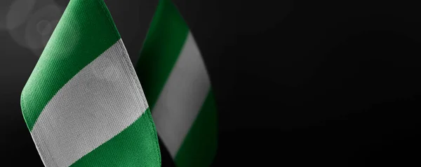 Kis nemzeti zászlók a Nigéria sötét háttérrel — Stock Fotó