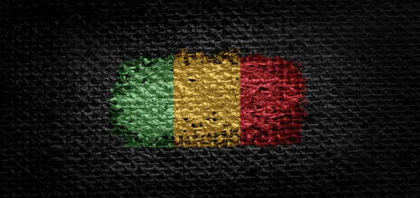 Bandera nacional de Malí sobre tela oscura — Foto de Stock