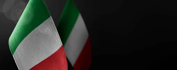 Små nationella flaggor av Italien på en mörk bakgrund — Stockfoto