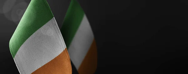 Małe flagi narodowe Irlandii na ciemnym tle — Zdjęcie stockowe