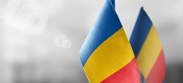 Pequeñas banderas nacionales del Chad sobre un fondo claro y borroso — Foto de Stock