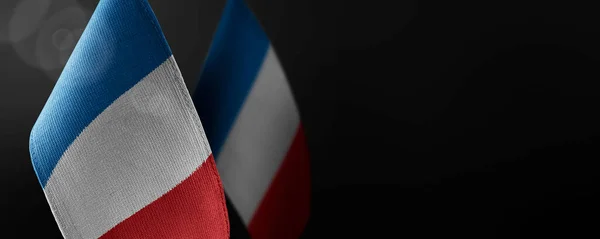 Pequeñas banderas nacionales de Francia sobre un fondo oscuro — Foto de Stock