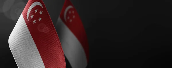 어두운 배경에 있는 싱가포르의 작은 국기 — 스톡 사진