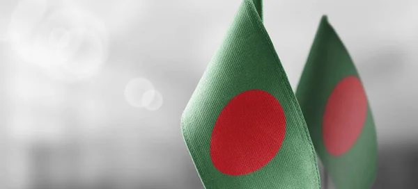 Banglades nemzeti zászlója a sötét szöveten — Stock Fotó