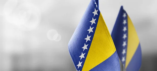 Flaga narodowa Bośni i Hercegowiny na ciemnej tkaninie — Zdjęcie stockowe