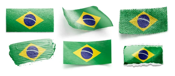 Pequeñas banderas nacionales del Brasil sobre un fondo oscuro — Foto de Stock
