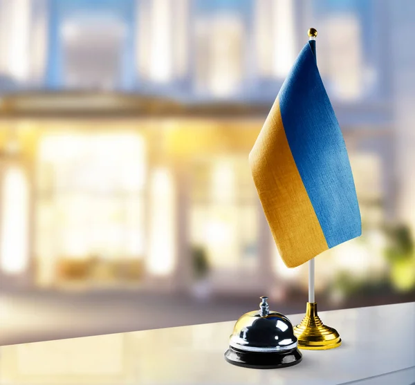 Ukraine flag on the reception desk in the lobby of the hotel — Stock Photo, Image