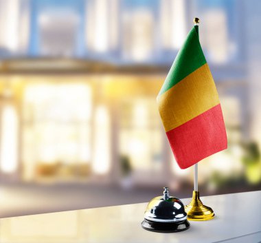 Otel lobisindeki resepsiyonda Mali bayrağı var.
