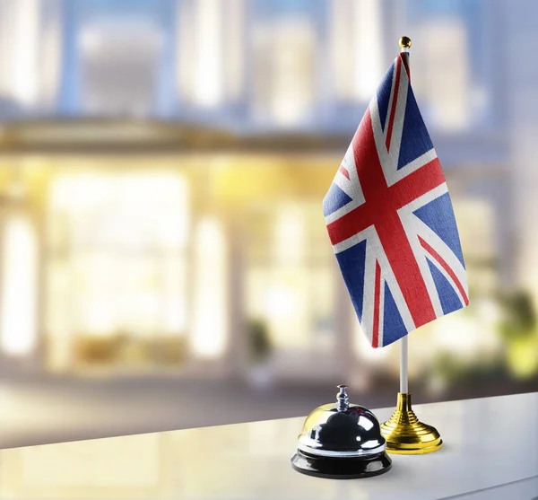 United Kingdom flag on the reception desk in the lobby of the hotel — Stock Photo, Image