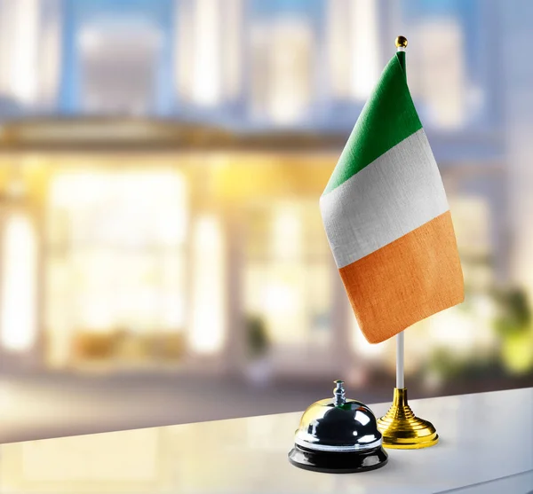 Flaga Irlandii na recepcji w holu hotelu — Zdjęcie stockowe