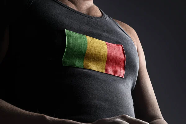 Національний прапор Малі на грудях спортсменів — стокове фото