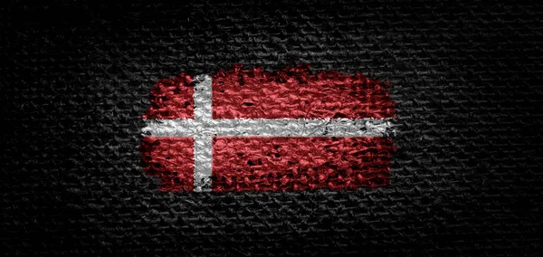 Государственный флаг Дании на темной ткани — стоковое фото