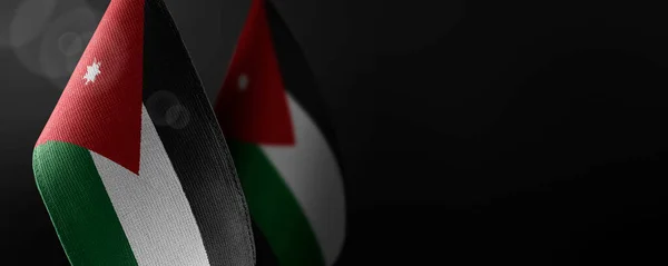 Malé národní vlajky Jordánska na tmavém pozadí — Stock fotografie