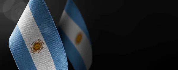 Pequeñas banderas nacionales de la Argentina sobre un fondo oscuro — Foto de Stock