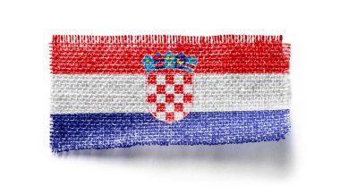 Hırvatistan beyaz arka planda bir kumaş parçasına bayrak dikti