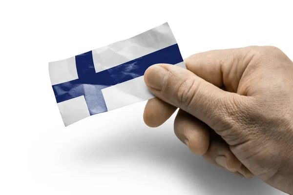 핀란드 국기가 달린 카드를 들고 있는 모습 — 스톡 사진