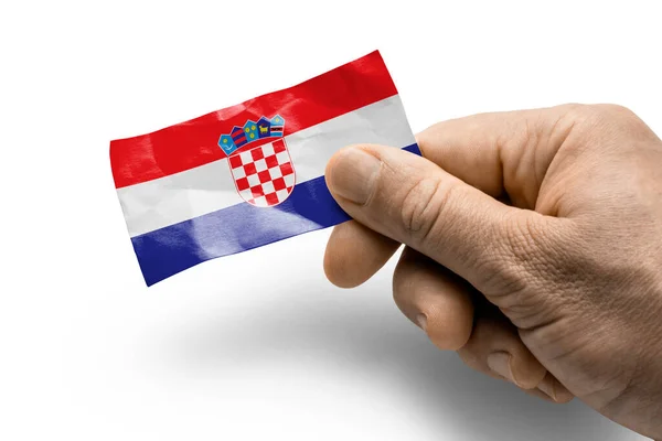 Hand som innehar ett kort med en nationell flagga Kroatien — Stockfoto