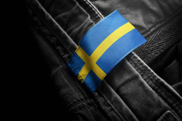 Tag em roupas escuras sob a forma da bandeira da Suécia — Fotografia de Stock