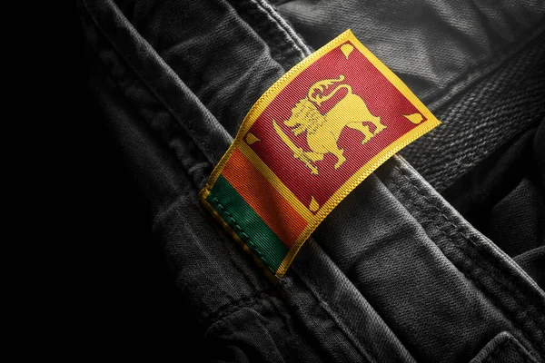 在斯里兰卡国旗形式的深色衣服上打上标记 — 图库照片