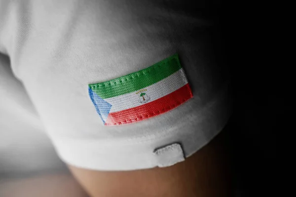 Parche de la bandera nacional de Guinea Ecuatorial en una camiseta blanca — Foto de Stock