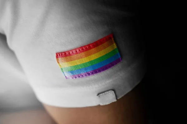 白色T恤衫上的lgbt国旗补丁 — 图库照片