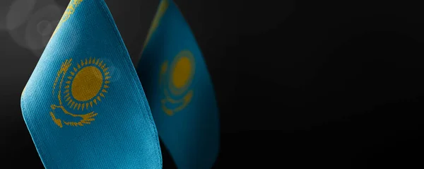 Kazahsztán kis nemzeti zászlói sötét háttérrel — Stock Fotó