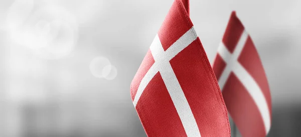 Μικρές εθνικές σημαίες της Δανίας σε ελαφρά θολή φόντο — Φωτογραφία Αρχείου