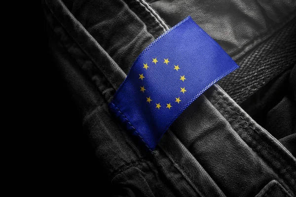 Etiqueta en la ropa oscura en forma de bandera de la Unión Europea —  Fotos de Stock