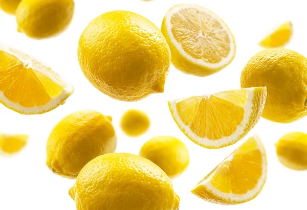 Gula citroner levitera på en vit bakgrund — Stockfoto