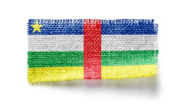 Beyaz arka planda bir kumaş parçasında Orta Afrika Cumhuriyeti bayrağı