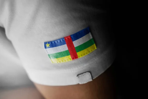 Пластырь Государственного флага Центральноафриканской Республики на белой футболке — стоковое фото
