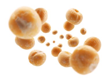 Kuru sarı bezelyeler beyaz arkaplanda uçar.