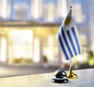 Otel lobisindeki resepsiyonda Uruguay bayrağı