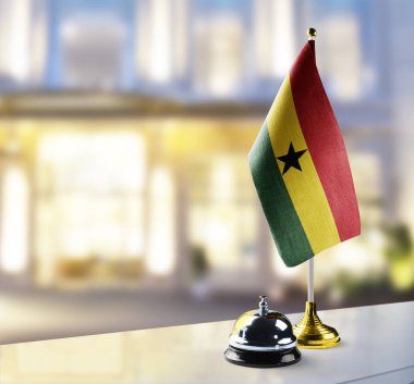 Otelin lobisindeki resepsiyonda Gana bayrağı var.