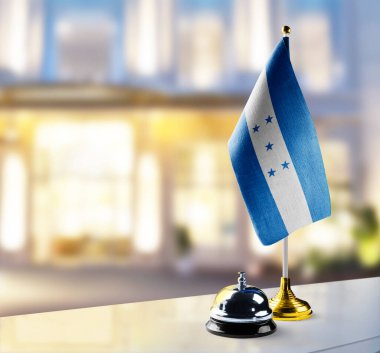 Otel lobisindeki resepsiyonda Honduras bayrağı var.