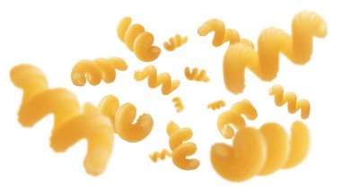 İtalyan makarnası beyaz arka planda uçuyor.