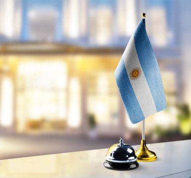 Arjantin bayrağı otelin lobisindeki resepsiyonda.