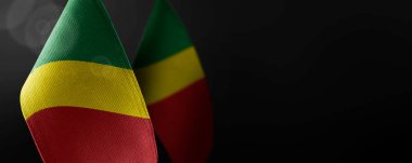 Karanlık bir arka planda Kongo 'nun küçük ulusal bayrakları