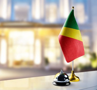 Kongo bayrağı otelin lobisindeki resepsiyonda.