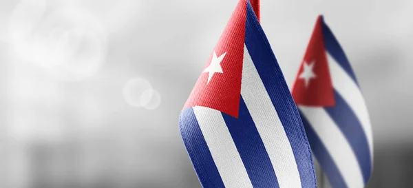 Małe flagi narodowe Kuby na jasnym, rozmytym tle — Zdjęcie stockowe