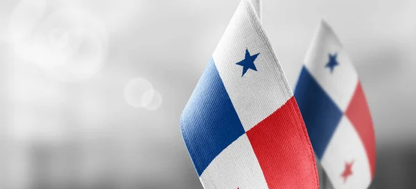 Маленькі національні прапори Панами на світлому нечіткому тлі. — стокове фото