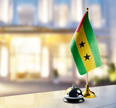 Otel lobisindeki resepsiyonda Sao Tome ve Principe bayrağı var.