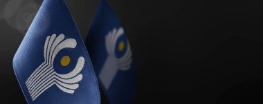 Koyu bir arka planda BDT 'nin küçük ulusal bayrakları