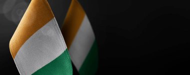 Koyu arkaplanda Cote dIvoire 'nin küçük ulusal bayrakları