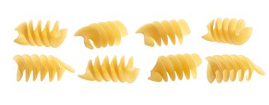 Bir paket İtalyan makarnası. Beyaz bir arkaplanda izole edilmiş