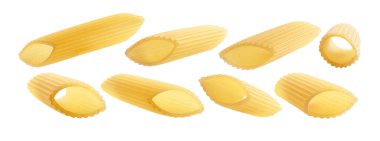 Bir paket İtalyan makarnası. Beyaz bir arkaplanda izole edilmiş